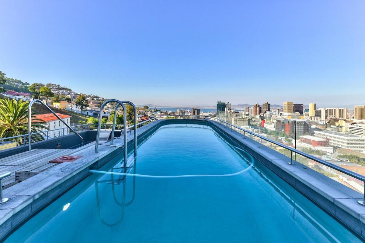 Rooftop Pool, Mountain Views, Wi-fi, Parking Apartment Cape Town